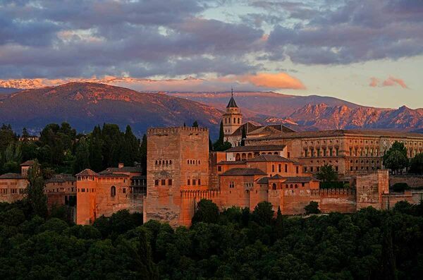 Alhambra ist nur wenige Stunden vom A Frame Surfcamp Andalusien entfernt