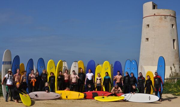 Gruppe Surfkurs an einem der surfspots spanien