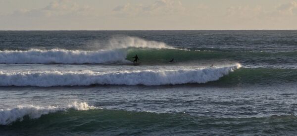 Viele Wellen an den surfspots spanien