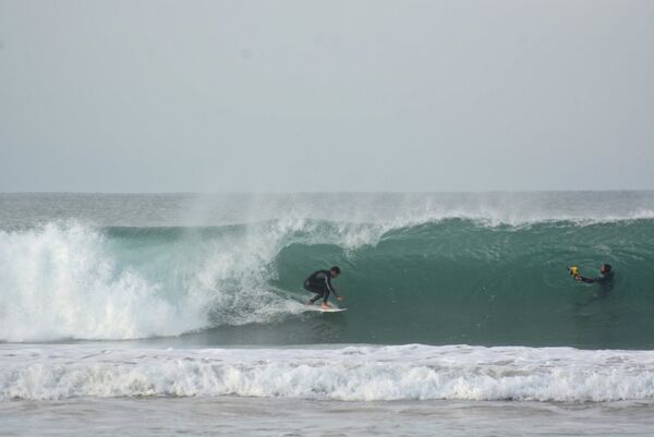 Große Welle mit Barrel surfspots spanien