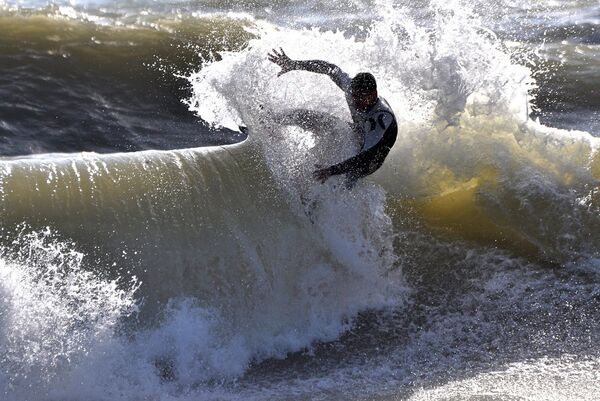 Welle mit Surfer an den Surfspots Spanien