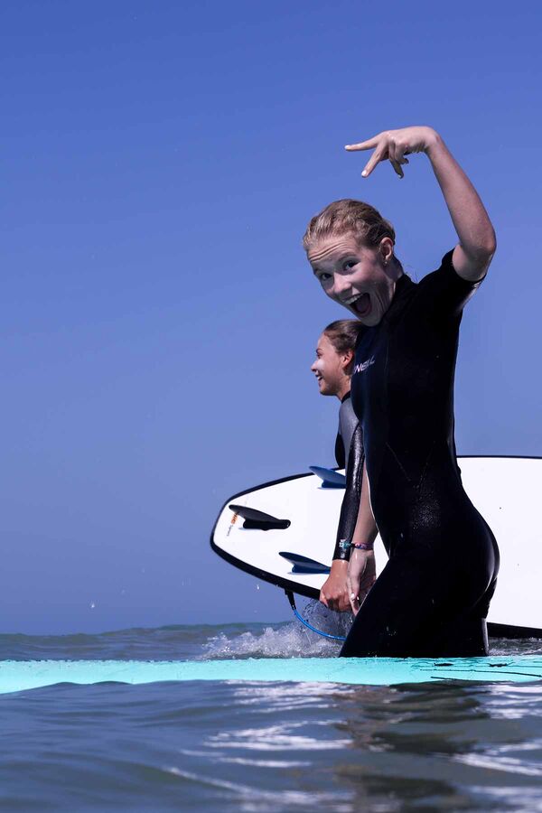Surfkurs für Jungs und Mädchen in Andalusien