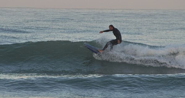 Surfer in Welle surfspots spanien