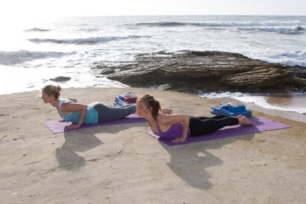 Kobra Asana am Strand mit Yoga El Palmar
