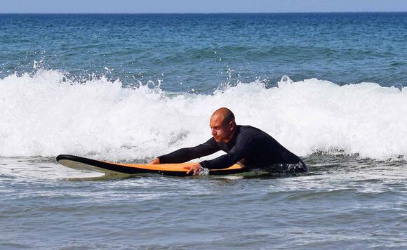 Angleiten üben beim Surfen lernen in Spanien 