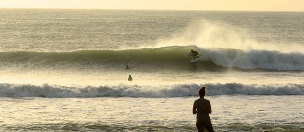 surfspots spanien mit Surfer in den Wellen