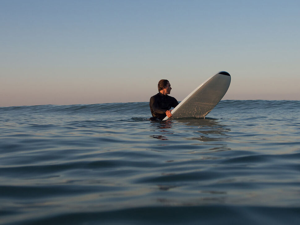 Die richtige Position auf dem Surfbrett ist Teil vom Surfkurs