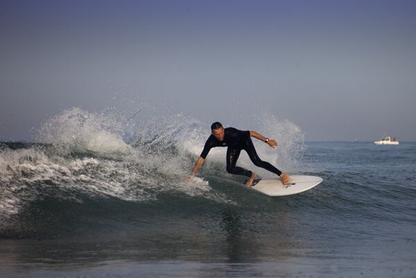 Krasse Welle mit Surfer surfspots spanien