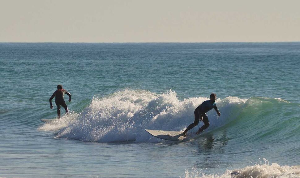 Zu zweit macht Wellenreiten lernen noch mehr Spaß