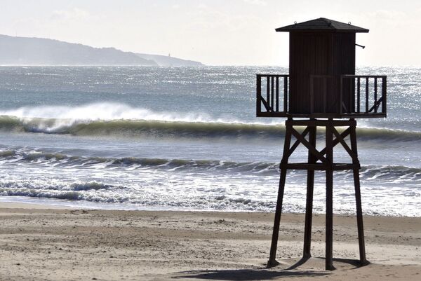 In der Nähe des a frame surfcamp andalusien steht dieser Holzturm
