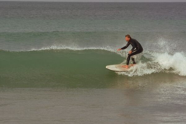 surfspots spanien mit gutem Surfer in Welle