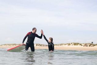 Surfkurs mit Papa und Tochter