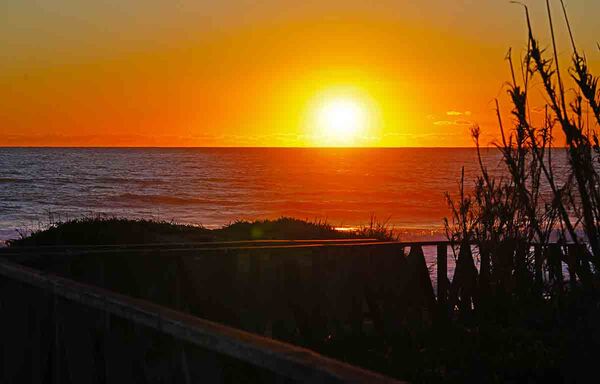 Romantischer Sonnenuntergang am Strand in El Palmar Andalusien