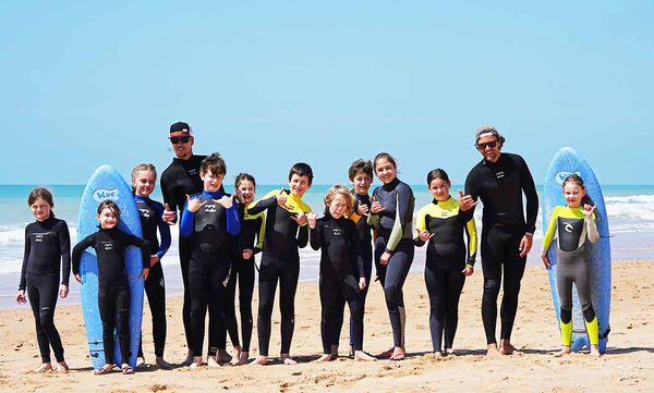 Spaß beim Surfkurs im Surfcamp für Familien