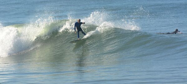 Smoothe Welle mit Surfer an den Surfspots spanien