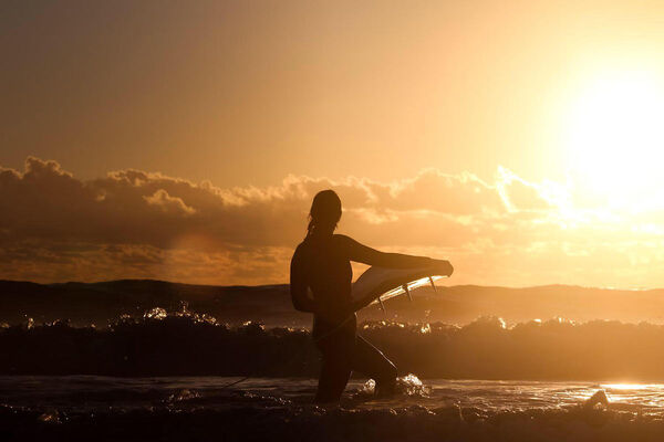Surfen im Sonnenuntergang in El Palmar