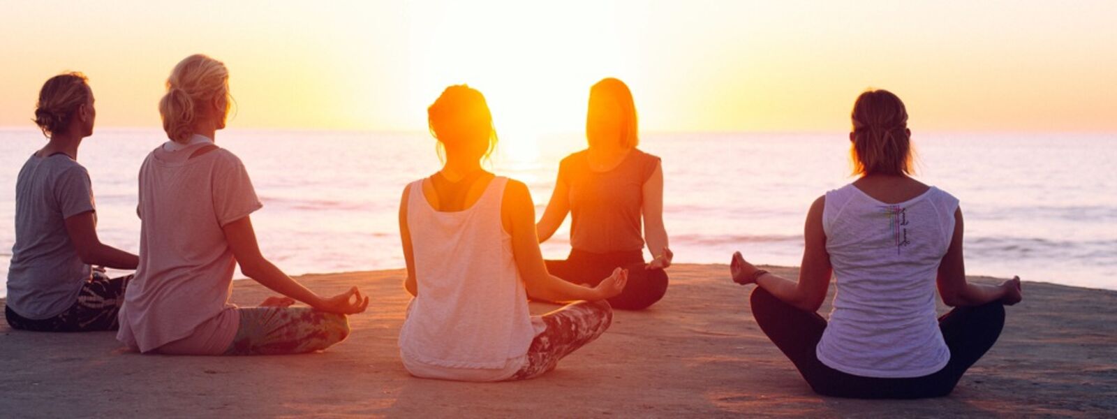 Yoga Retreat am Meer mit Sonnenuntergang
