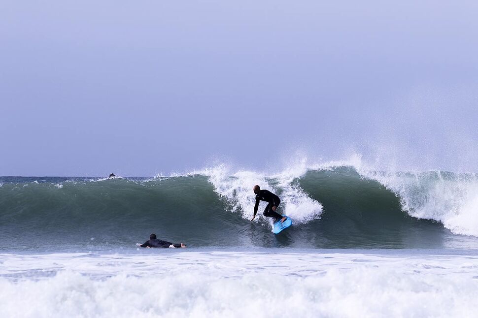 Im Line-up surfen mit den Regeln der Surf-Etiquette