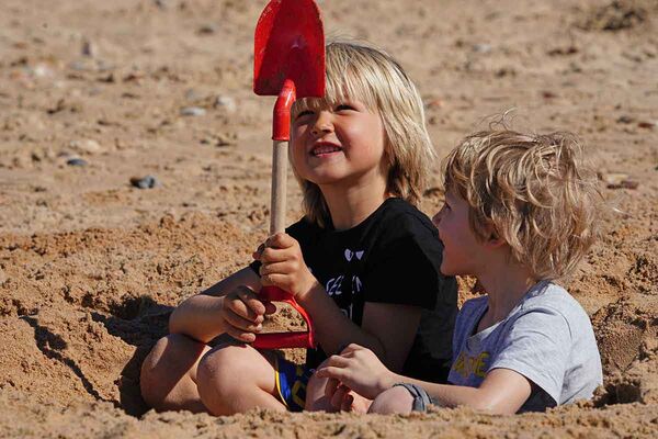 Sandburgen bauen am Strand im A-Frame Surfcamp für Familien