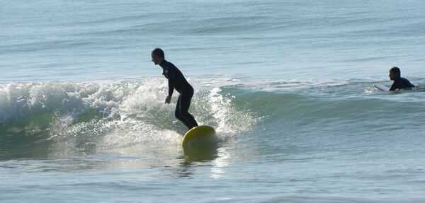 Surfer im Meer an den surfspots spanien