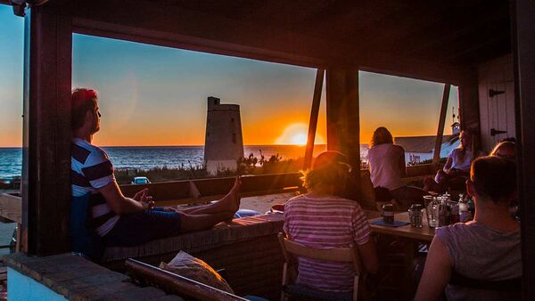 Sonnenuntergang auf Terrasse mit Gästen des A Frame Surfcamp