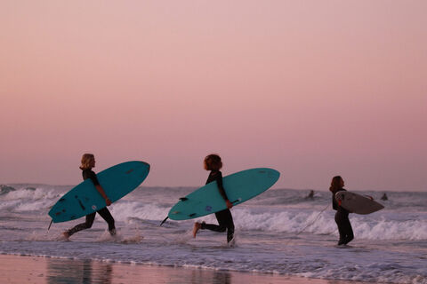Surfkurs für Kinder im A-Frame Familien Surfcamp in Spanien