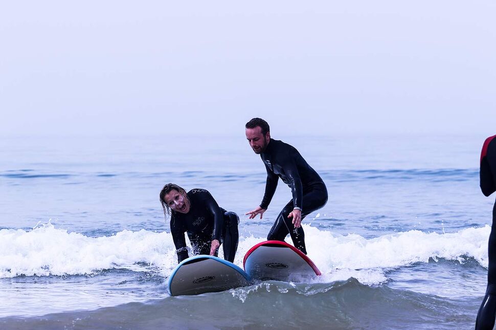 Achte auf andere Surfer am Surf Spot