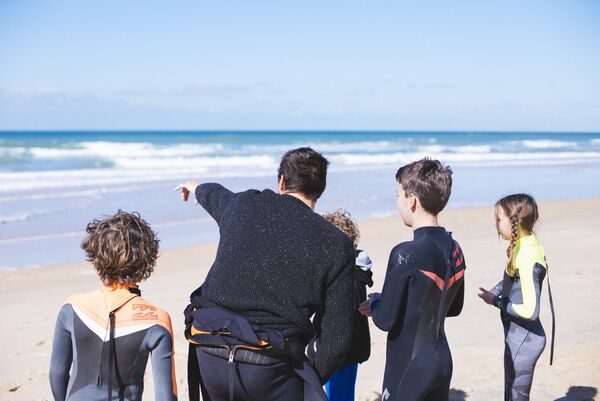 Wellenreiten lernen im surfcamp für familien