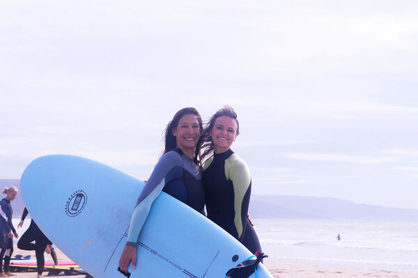 Surfen lernen mit Freunden in den A-Frame Surfkursen in Spanien