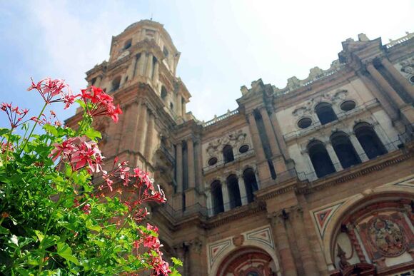 Kirche und Blumen in Malaga