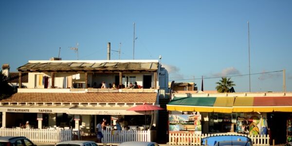 A Frame Surfcamp & Yogacamp über einem Café sowie neben einem Surfshop