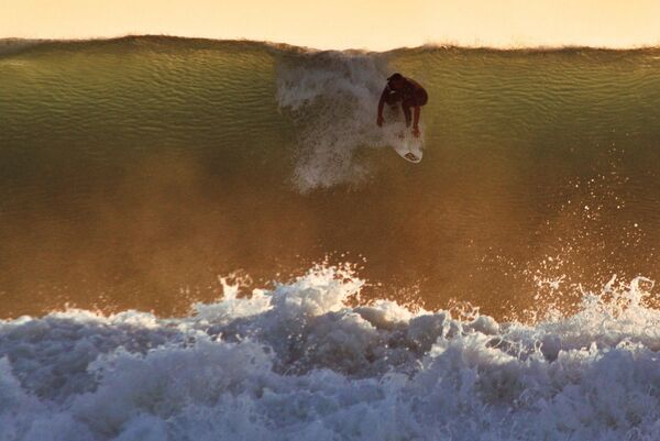 Big Wave Surfer an einem der surfspots spanien