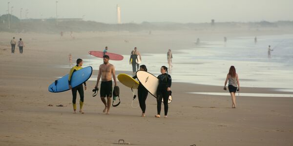 Surfer vom Surfkurs an den surfspots spanien