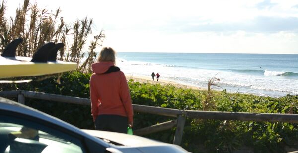 Surfer beobachten Wellen an einem der surfspots spanien