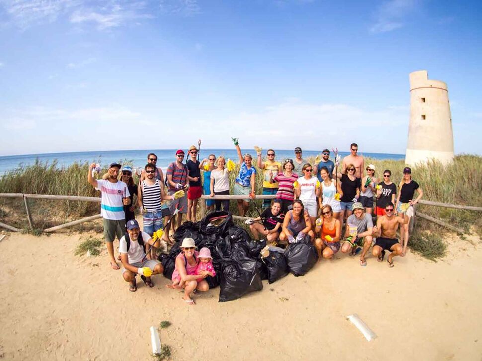Beach cleanups der A-Frame Surfschule in El Palmar
