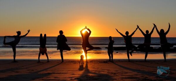 Yoga El Palmar im Sonnenuntergang am Meer