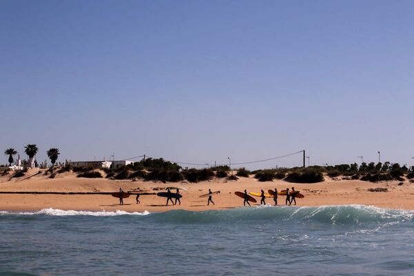 Surfkurs am Strand von El Palmar in Spanien
