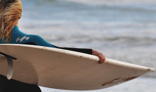 Surfer Girl an einem der surfspots spanien