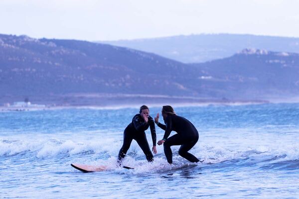 Surfkurse für Anfänger und Fortgeschrittene in Andalusien