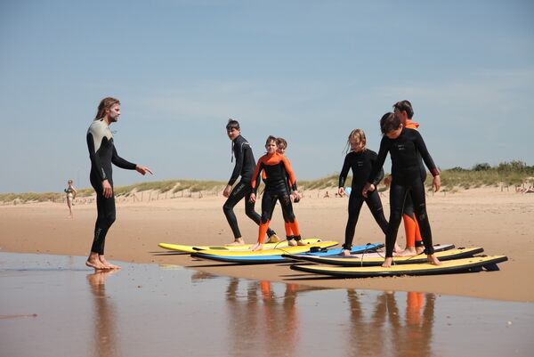 surfcamp für familien am Strand