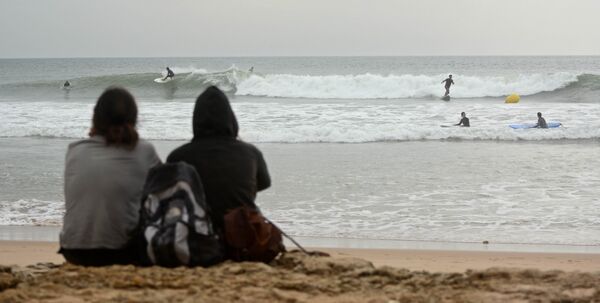 Sitzen und Wellen der surfspots spanien beobachten