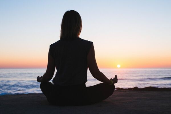Meditieren bei Sonnenuntergang mit Yoga El Palmar