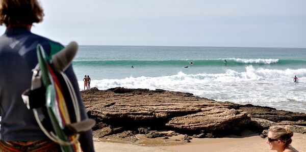 Surfer von hinten an einem der surfspots spanien