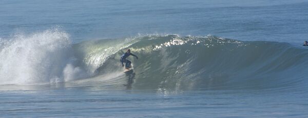 Schöne Welle an den surfspots spanien