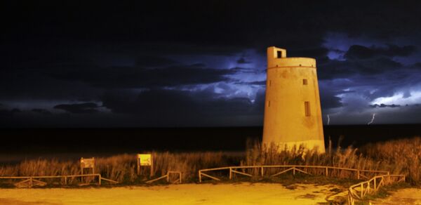 Turm bei Nacht in El Palmar Andalusien