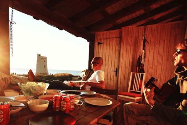 Männer beim Dinner auf der Terrasse im A Frame Surfcamp