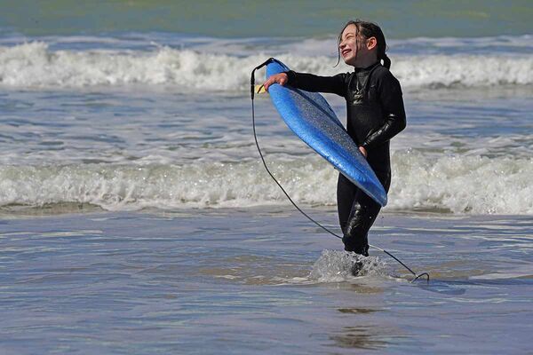 Spaß in den Surfkursen für die ganze Familie im A-Frame Surfcamp für Familien in Spanien
