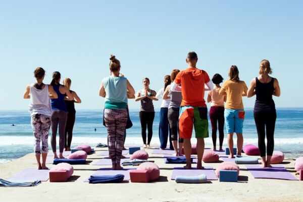 Yoga am Meer in Spanien
