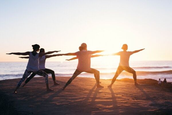 Yoga El Palmar mit Krieger am Strand