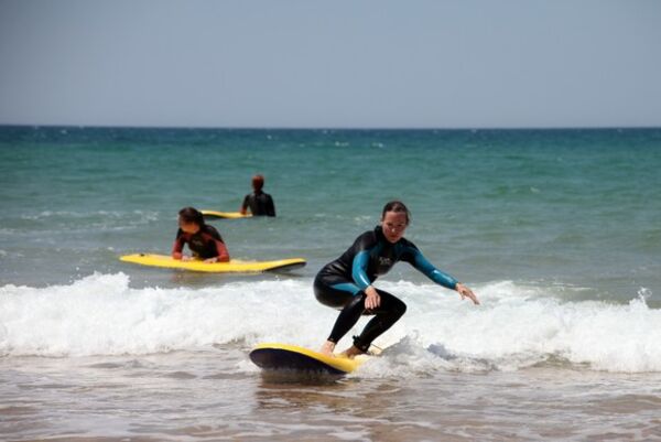 Surfkurse für alle Levels im A-Frame Surfcamp in Spanien